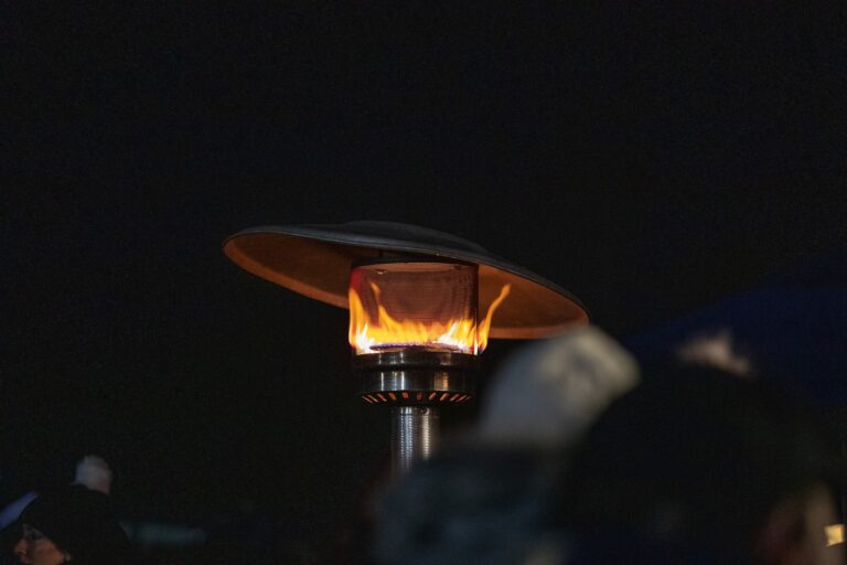 terrasverwarmer op gas in een donkere omgeving
